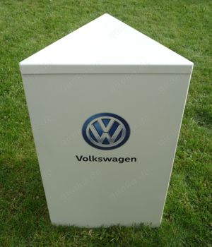 Werbesäule Volkswagen, VW Logo Emblem, Dreiecksäule, Werbeaufsteller