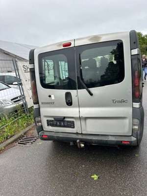 Renault Trafic L1H1 2,9t (8/9 Sitze) verglast Bild 5