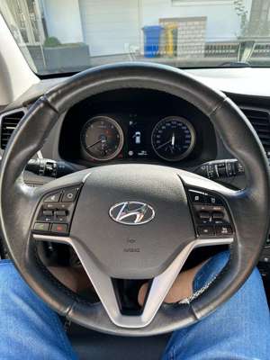 Hyundai TUCSON 2.0 CRDi 4WD Automatik Premium PANO+XENON+VOLL LED Bild 3