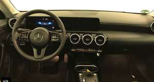Mercedes-Benz CLA 200 Nav Pano DigTacho AHK Kam Bild 3