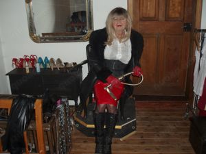 Reife dominante Trans Lady bietet SM Fetisch Sessions Bild 9