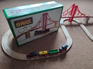 (2) BRIO Holzeisbahn Starterset mit Hängrbrücke und Lok mit OVP 33131