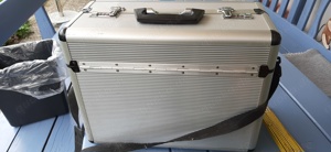 Alu Koffer mit zwei aufklappbaren Hälften, abschließbar