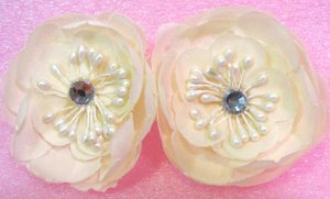 2 Stück - Stoffblumen - Blüten Stoff creme - Strass + Perlen - Krokodilsklemmen Bild 2