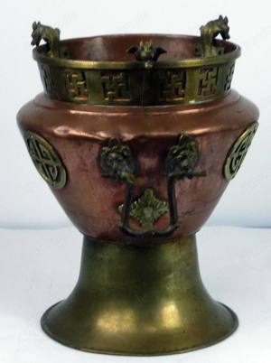 Kupfer-Messing Bodenvase mit 3 Tierköpfen und Ornamenten  Bild 2