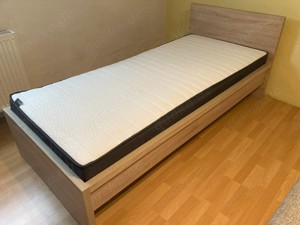 Einzelbett und zweitüriger Kleiderschrank