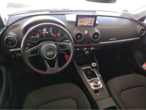 Audi A3 Lim. 30 TFSI *NAV*PDC+*SHZ* Bild 5