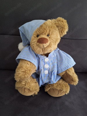 Teddybär im Schlafanzug mit Mütze