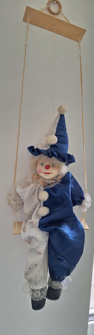 Clown-Marionette Harlekin auf Schaukel zum Aufhängen