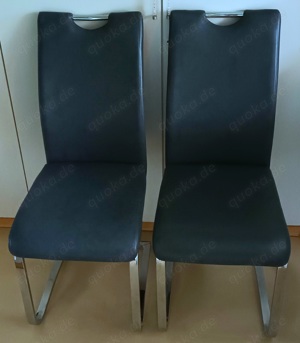 2 gut erhaltene, elegante komfortable moderne Swings Leder-Stühle