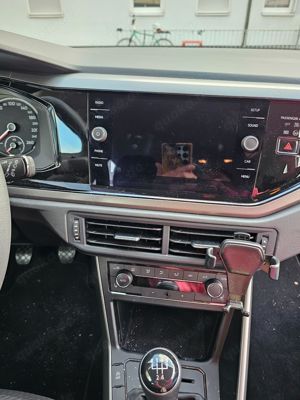 VW Polo 1.0. Schwarz metallic 5 türig Bild 6