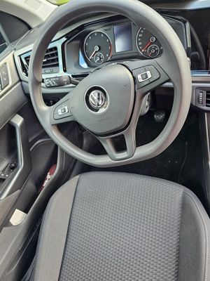 VW Polo 1.0. Schwarz metallic 5 türig Bild 9