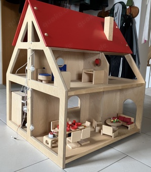 Puppenhaus (Holz) teilmöbliert (mit Zubehör)