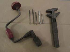 Werkzeug antik, Franzose und Handbohrer mit Einsätzen