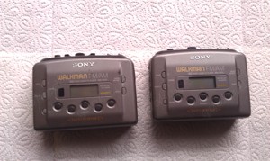 2 Sony Walkman für Audiokassetten 90er Jahre vintage