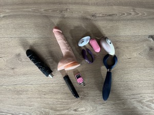 Benutzter Vibrator mit meinem Saft Toys Sexspielzeug  Bild 3