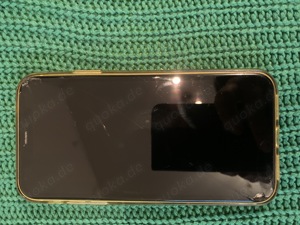 Gebrauchtes IPhone 11 in einem sonnigen gelb