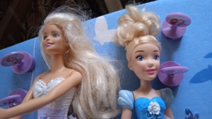 2 Puppen: Eisköniginnen mit Knopf zum öffnen des Kleides bei einer 1 Puppe u. Div Kleinigkeiten NEU 