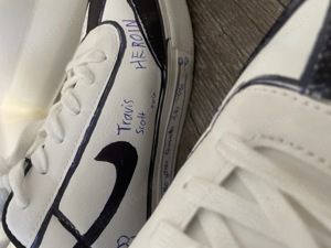 Designer Schuhe - Aldi Collection mit Signierung von Travis Scott s Bruder