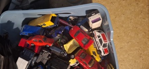 Kiste mit Spielzeugautos