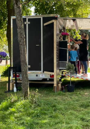 Eis Verkaufswagen mit Kühlvitrinen und viel Zubehör