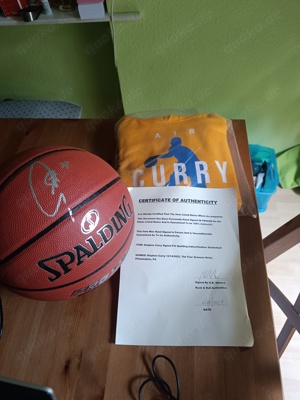 Verkaufe signierten Basketball  mit Hoodie für Kinder 