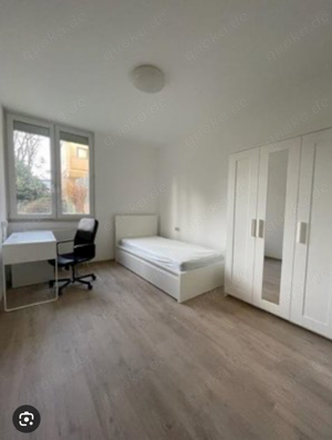 Ein Zimmerwohnung mit Balkon