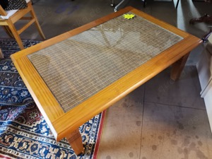 rechteckiger Couchtisch Holz Glas Rattan Bild 4