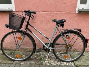 Schönes 28er -Fahrrad mit 6 Gänge und Korb