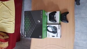 Xbox Series X - 1 TB, zwei Controller und Headset Top Zustand