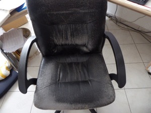 gebrauchter Chefsessel, schwarz mit Armlehnen, breite Sitzfläche