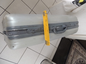 Großer stabiler Koffer mit Gebrauchsspuren