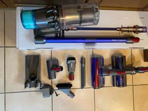 Dyson V11 Absolute, kabelloser Staubsauger, mit viel Zubehör