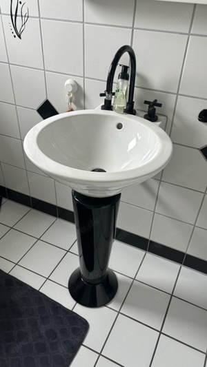 Waschbecken mit Säule