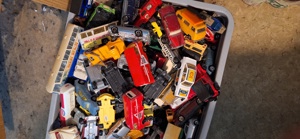 Kiste mit hunderten Spielzeugautos