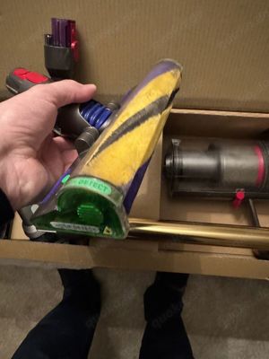 Dyson v15