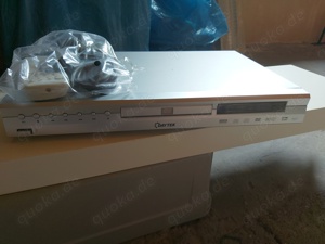 DVD Player mit Fernbedienung und Kabel