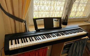 Yamaha Digial Piano P-45 mit Pedal und Klavierhocker NP 495 