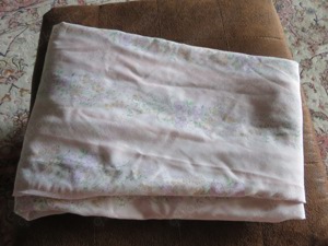 Stoff mit  Blümchenmuster. zu verschenken