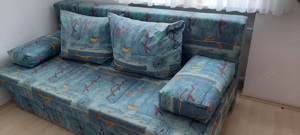 Schlafcouch mit Bettkasten und Kissen