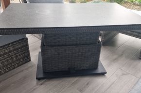 Höhenverstellbarer Gartentisch