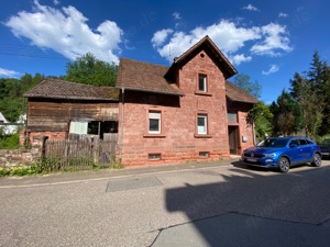 Charmantes Sandsteinhaus im Dornröschenschlaf