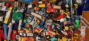 Kiste mit über 100 Spielzeugautos