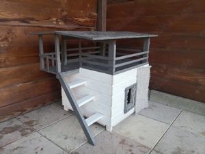 Katzenhaus mit Terrasse, Treppe. Outdoor Lodge, isoliert. 