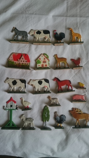 Holzfiguren auf Sockel