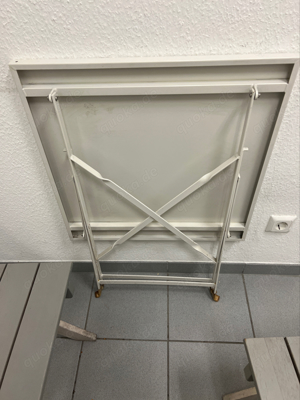 Gartenmöbel Metall Klapp Tisch mit zwei Holz Stühlen Bild 3
