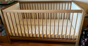 Baby Gitterbett mit Lattenrost und Matratze