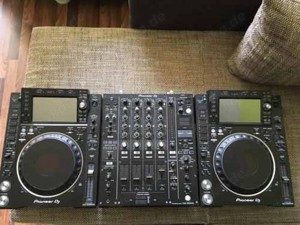 2x Pioneer DJ CDJ 2000 NXS2 & 1x Pioneer DJ DJM 900 NXS2