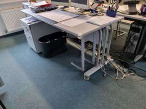 moderner Schreibtisch Bürotisch Tisch hell grau