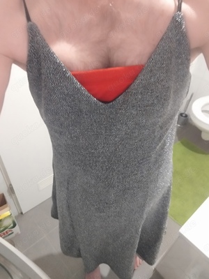 mann bietet mit sexy Kleider nackt putzen 